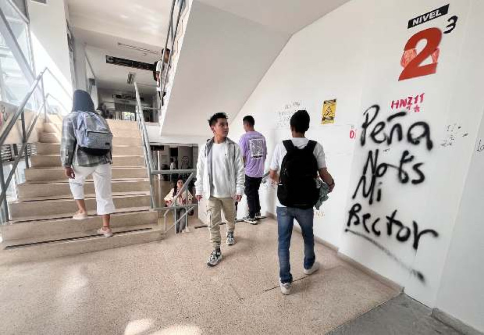 La Universidad Nacional sede Manizales, como las otras ochos del país, retornaron ayer a la actividad académica. Estudiantes, profesores y administrativos encontraron paredes con escritos de quienes se tomaron los bloques D y C y H.