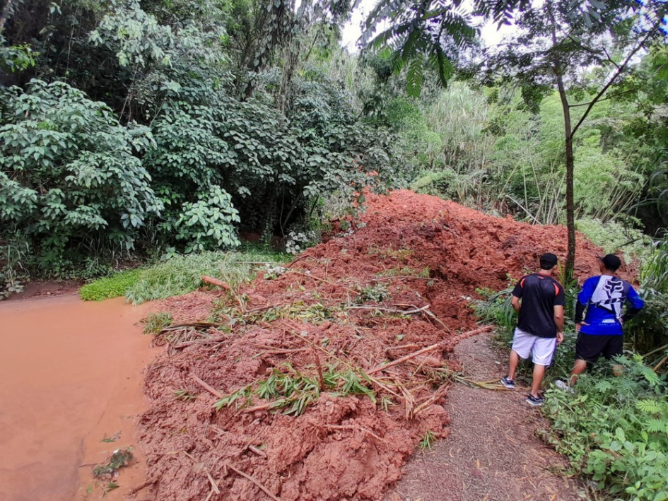 Un alud de tierra obstaculizó por completo 30 metros de calzada entre Arauca y Santágueda, en Palestina. Esta martes fue habilitado el paso a un carril.