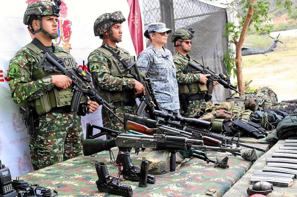 Integrantes del Ejército mientras custodian el armamento incautado durante el operativo contra la guerrilla del Eln.