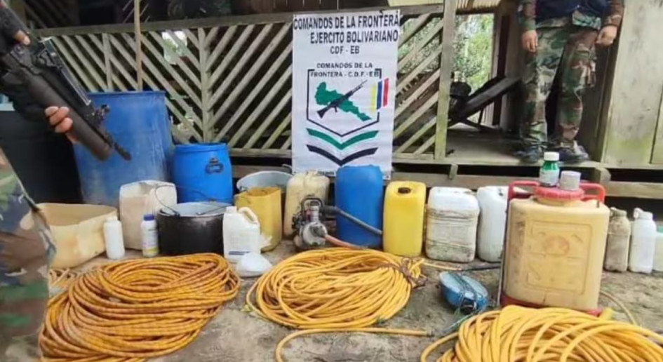 Había 7.580 toneladas de sulfato de cocaína, 32.385 toneladas de insumos químicos y se confiscaron tres armas de fuego.