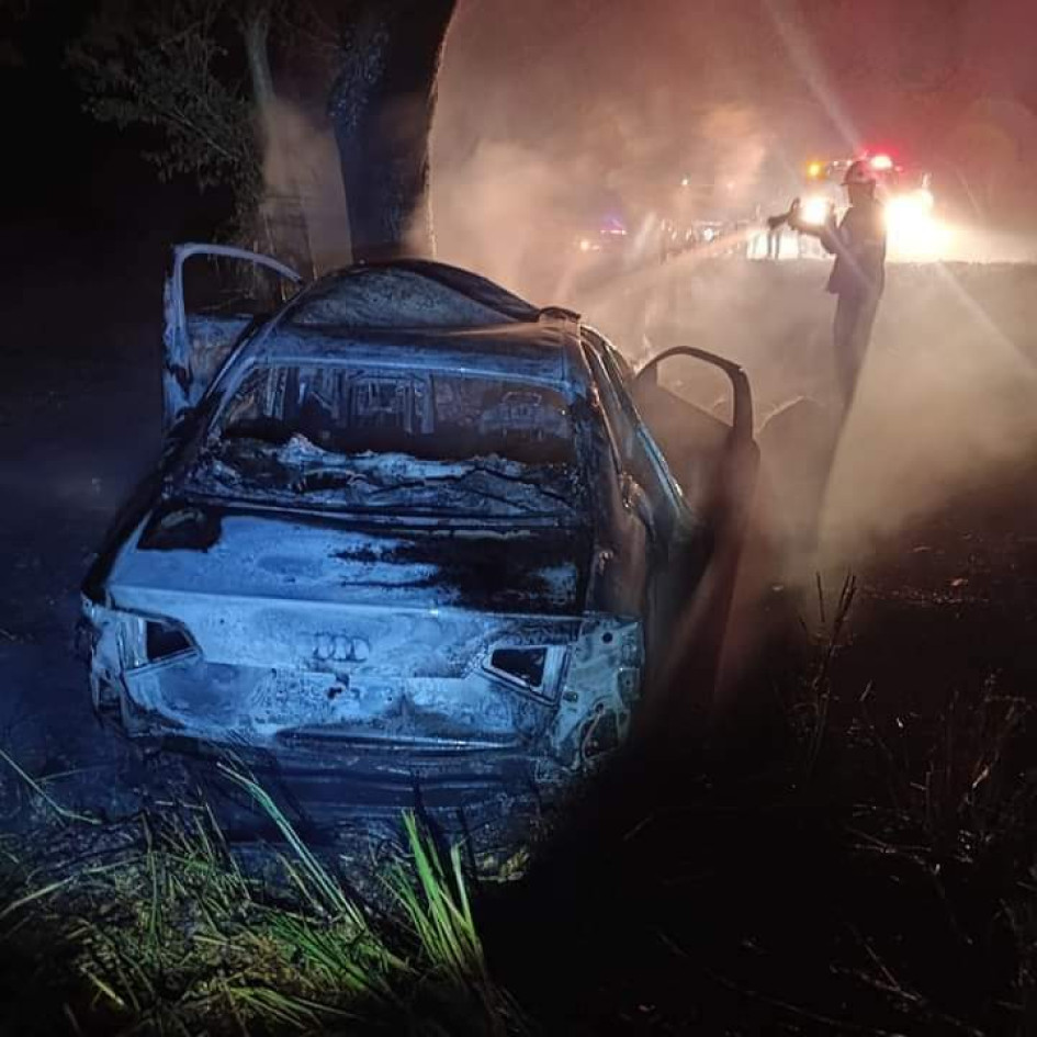 Uno de los carros accidentados. Foto cortesía organismos de socorro.