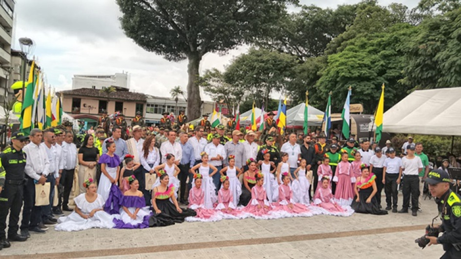 Dos periodistas de Chinchiná discutieron en plena rueda de prensa del Plan Cosecha por temas personales. Se increparon por las emisoras que representan.