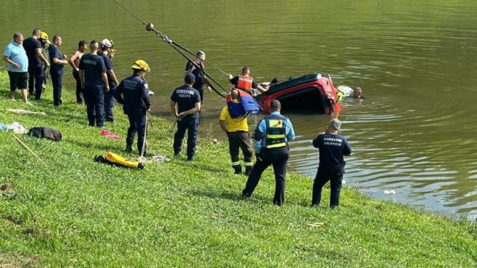 Camioneta se fue al lago de Hacienda Malabar