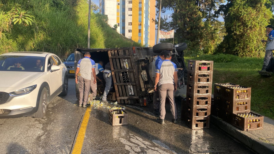 Una camioneta se volcó en el sector de los lavaderos de Los Rosales.