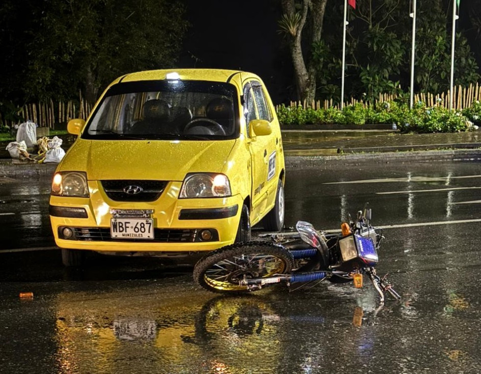 El conductor de una moto resultó lesionado tras chocar con un taxi en el sector de la Plaza de Toros.
