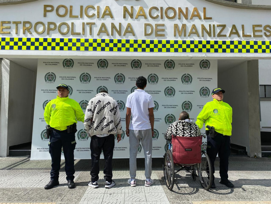 Estos tres sujetos son señalados de asaltar a ciudadanos en Manizales y hurtarles sus pertenencias. A uno (izquierda) lo capturaron en otro hecho, tras robarle una tablet a un ciudadano en Villahermosa.