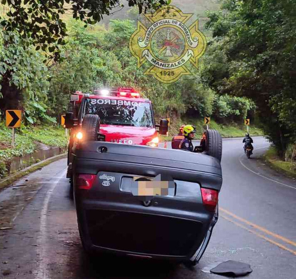El conductor de un carro resultó herido tras sufrir un volcamiento en la vía antigua entre Manizales y Chinchiná.
