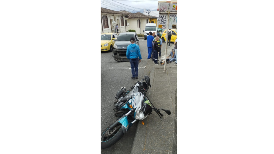Una moto chocó contra un carro particular pasado el mediodía de este viernes en el sector de las funerarias en Manizales.