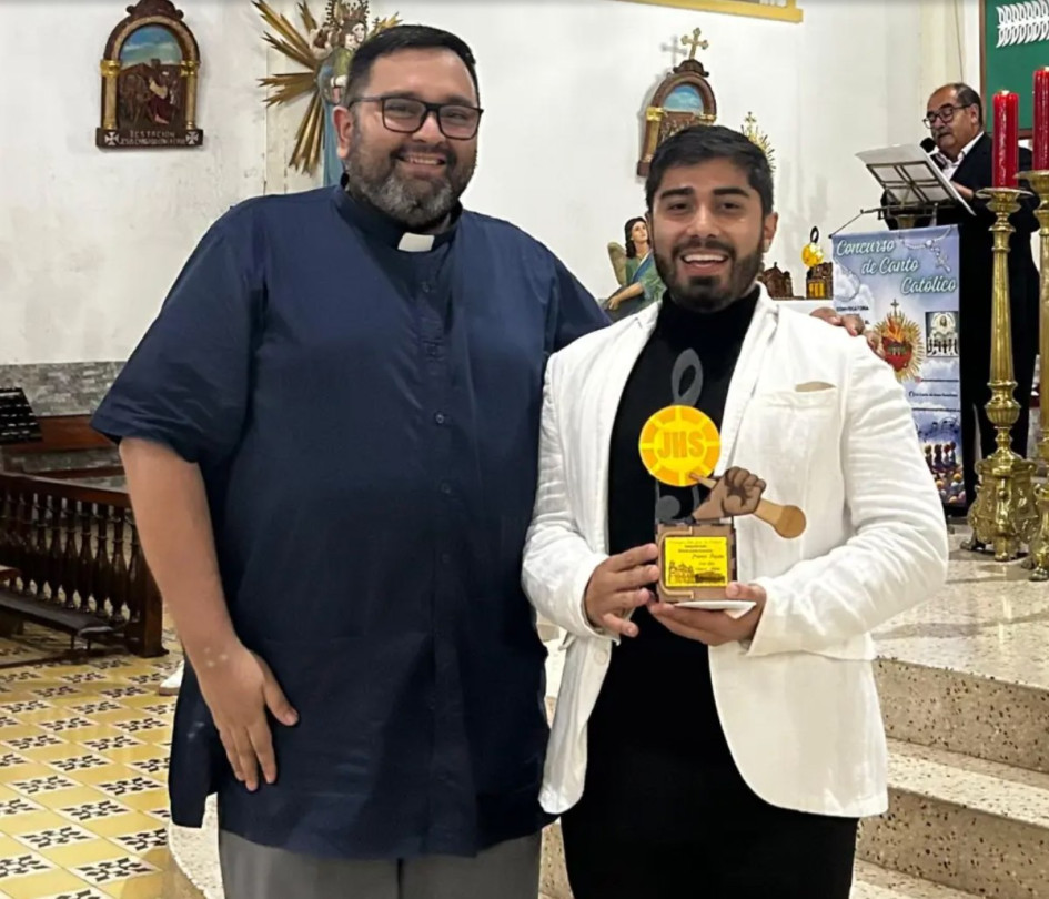 Santiago Giraldo Ríos, intérprete de canto e Iván Mauricio Giraldo Osorio, pianista. 