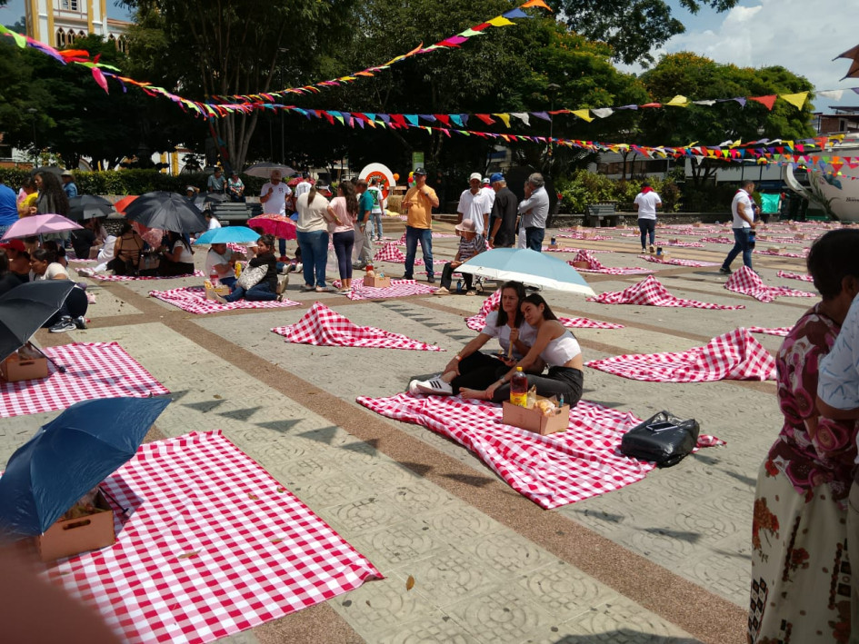 Chinchiná celebra el mes del Amor y la Amistad con un picnic al aire libre. Unas 1.500 personas participan de la actividad en el Parque de Bolívar.