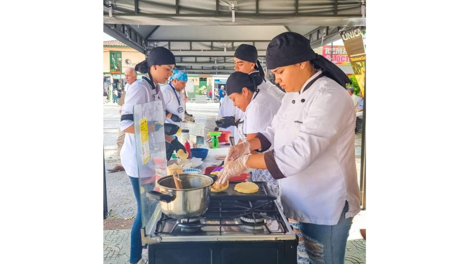 Chinchiná celebra el mes del Patrimonio. Los Vigías del Patrimonio organizaron conversatorios históricos y culturales. El lunes fue la fiesta de la arepa en el Parque de Bolívar, las elaboraron de distintos sabores.