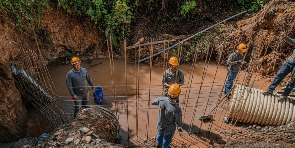 13 vías de Caldas están afectadas por obras o derrumbes este jueves (19 de septiembre). En tres conexiones con Antioquia hay pasos restringidos. Conozca el reporte completo antes de iniciar su viaje. En la foto, las obras de pavimentación de la vía Riosucio-Jardín.