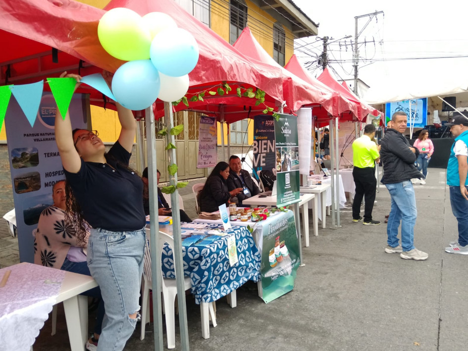 En Villamaría Expo 2024 también participaron productores de cafés especiales y negocios de gastronomía. Los comerciantes adornaron con globos sus carpas.