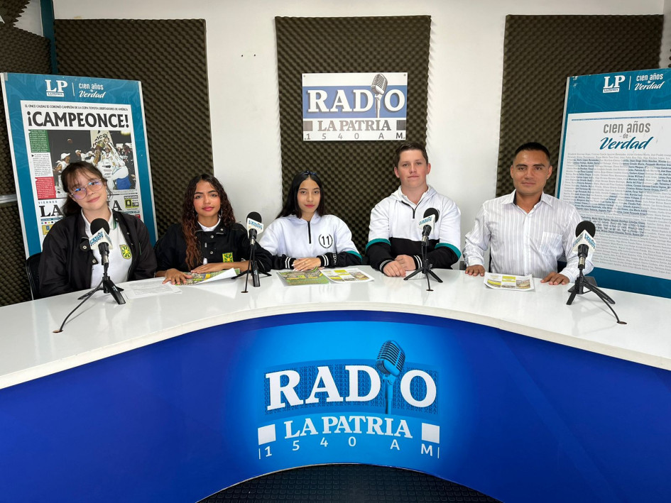 Estudiantes de la Institución Educativa Gran Colombia de Manizales, María Naranjo, Faya Valentina Fuentes Méndez, Lisett Tapasco, Islen Muñoz  y el docente Juan Carlos Arenas. 