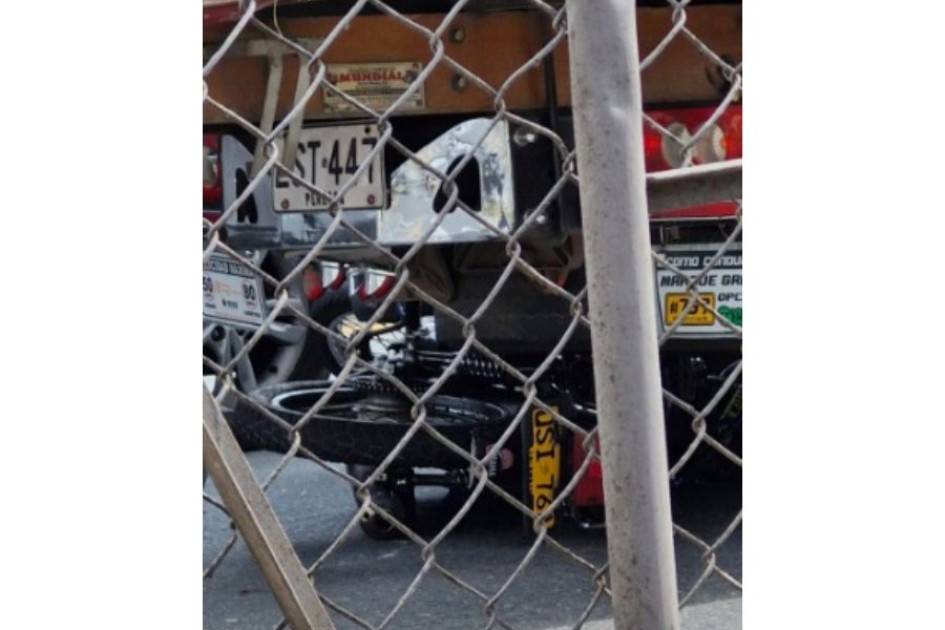 Aquí quedó la moto debajo de la camioneta.