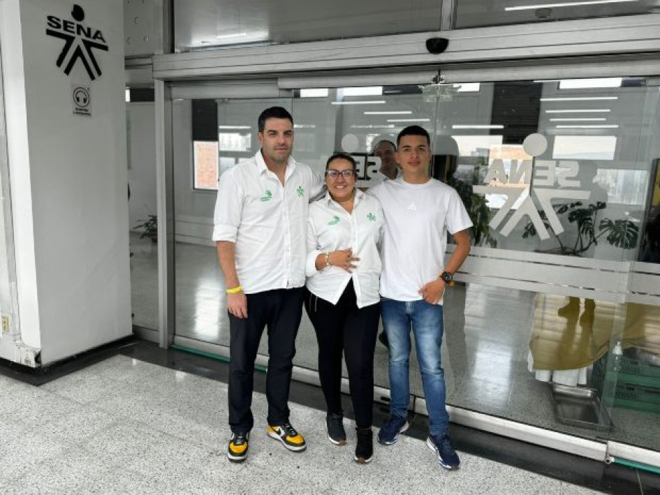 Santiago Luna, Sandra Castaño y Óscar Fernando Aristizábal representan al Sena Caldas y a Colombia en Colombia participa en Worldskills International en Lyon (Francia), evento que es catalogado como un mundial o unas olimpiadas de tecnología.