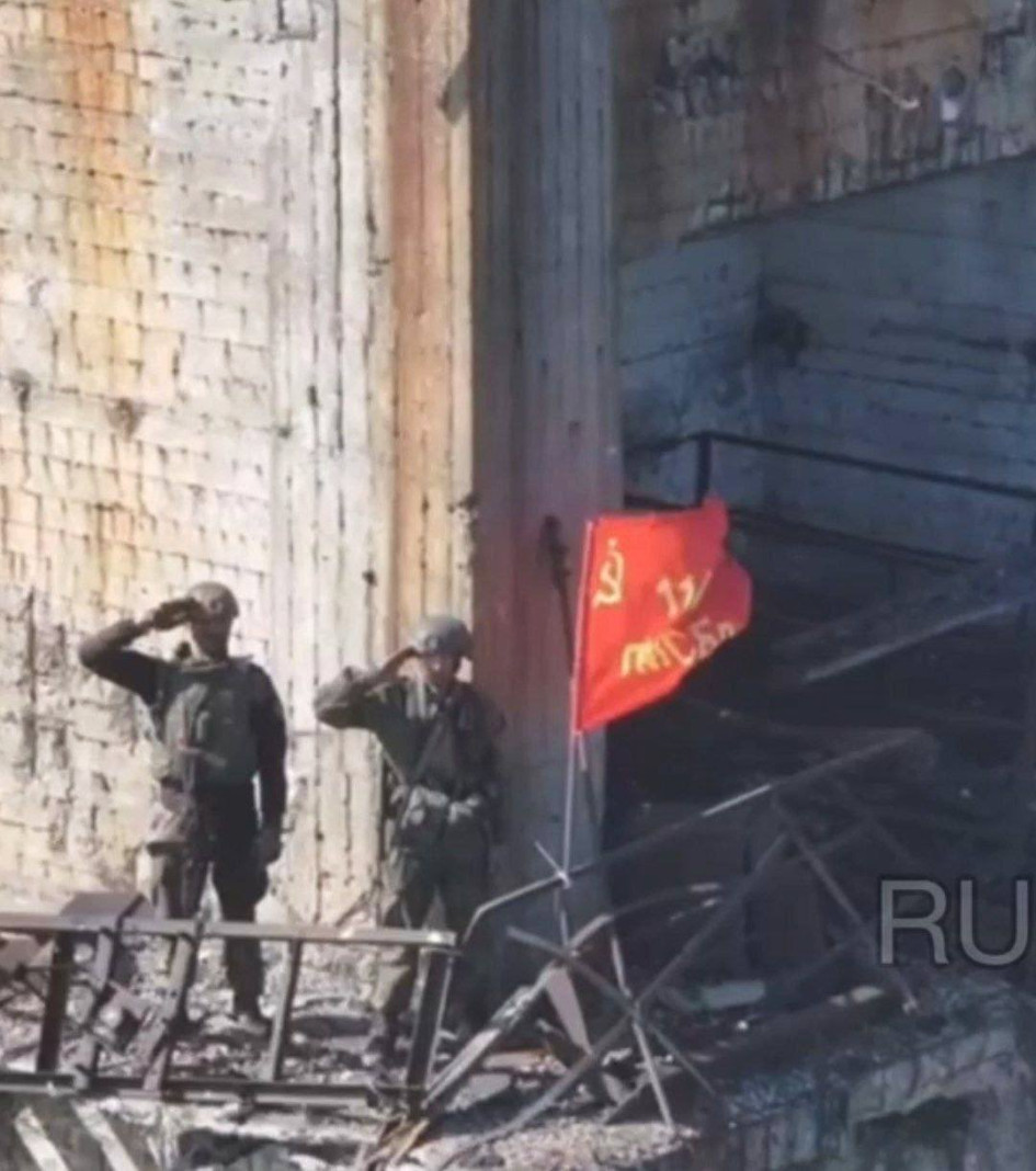 Foto / EFE / LA PATRIA  Los militares rusos ya izan la bandera de su país en territorio ucraniano. 