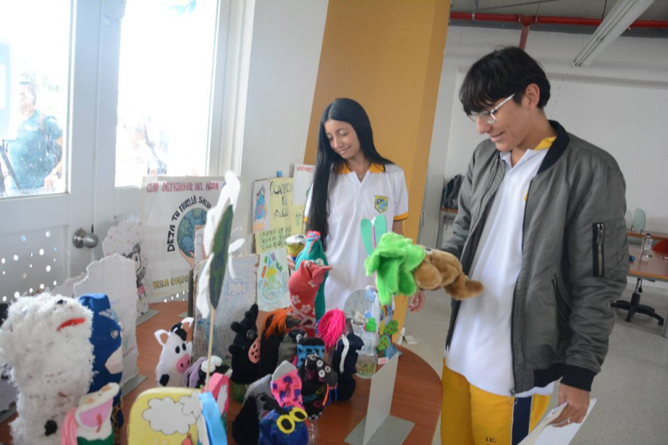 El evento se desarrolló de 8:00 a. m. a 12:30 p. m. Los estudiantes compartieron carteleras y objetos asociados a la preservación del cuidado del medioambiente.