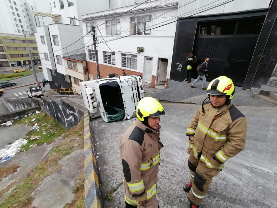 El camión se volcó en la pendiente que conecta a la avenida Santander con la calle 24 en Manizales.