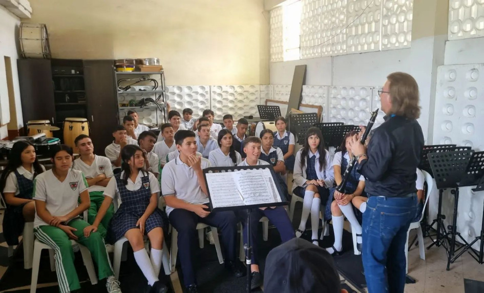 El Festival Alonso Marín en su edición 10 se trasladó este miércoles al colegio Bartolomé Mitre. El profesor Guillermo Marín, gestor de este festival, dictó una clase de clarinete. Los alumnos escucharon melodías de un profesional.