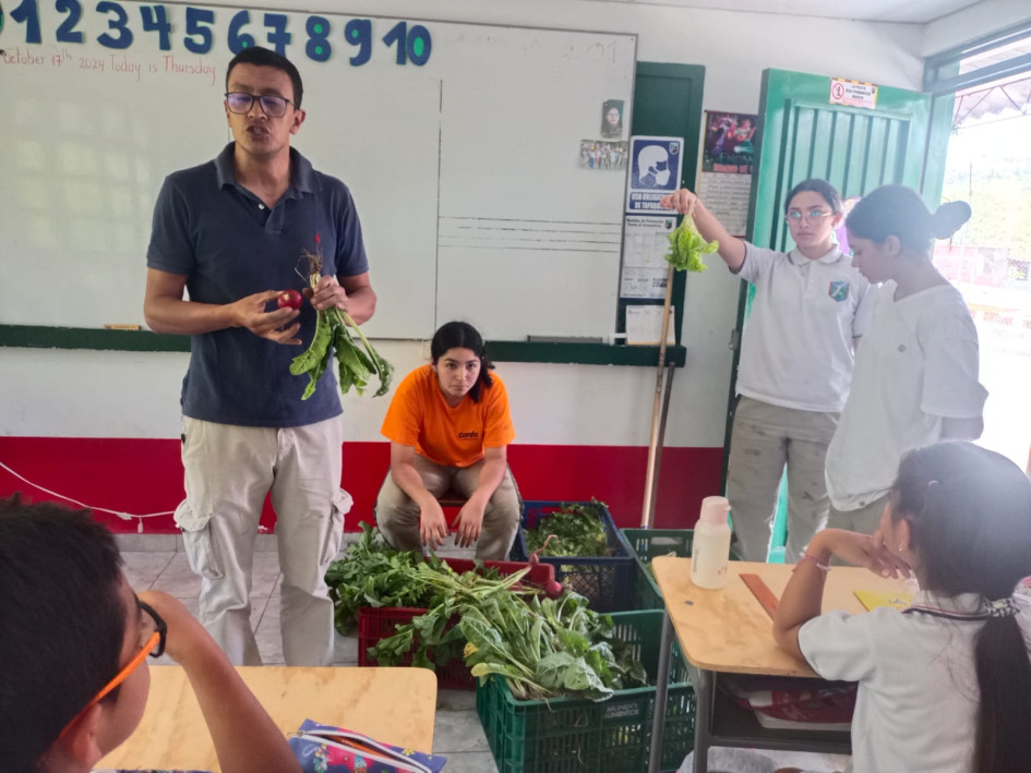 El profesor Sergio Loaiza Bermúdez logró que alumnos de décimo se interesan en la siembra y producción de vegetales.