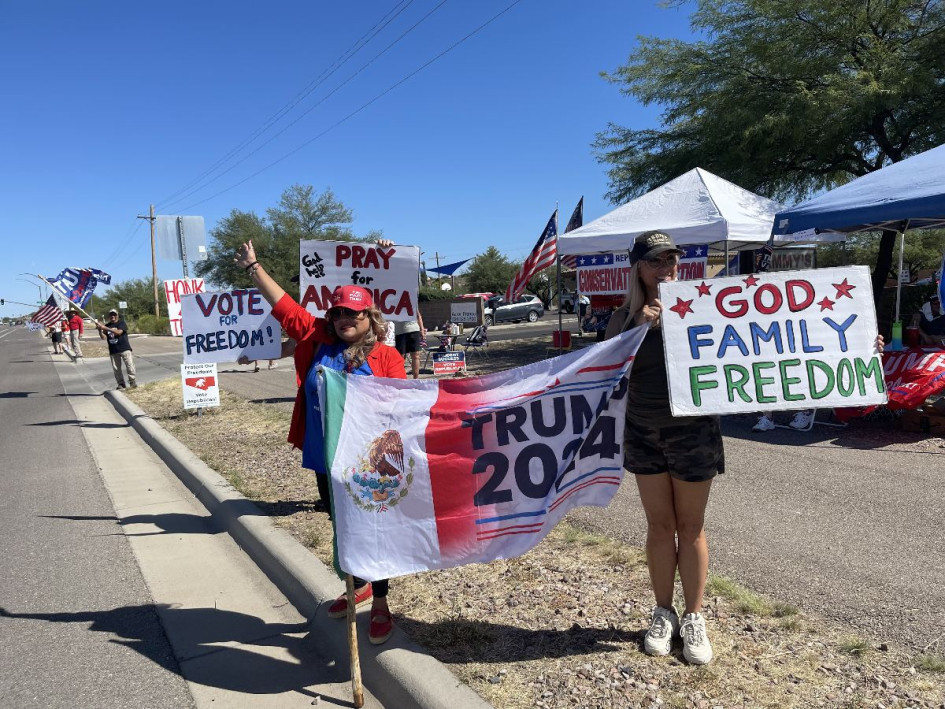 Los simpatizantes latinos en Arizona se han desplegados por las carreteras del desierto de Sonora para movilizar los votos. 
