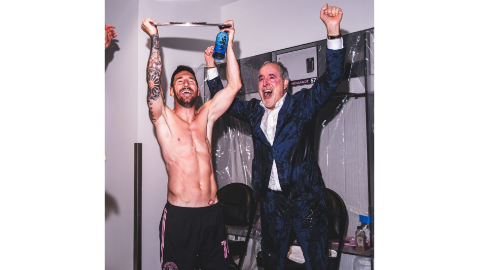 El astro argentino Lionel Messi levanta el 46.º trofeo de su carrera como futbolista. Ganó la MLS Supporters' Cup.