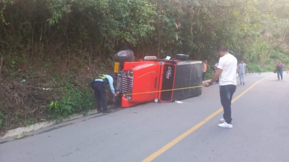 Un ocupante del yip resultó lesionado tras el volcamiento. Lo trasladaron a un hospital.