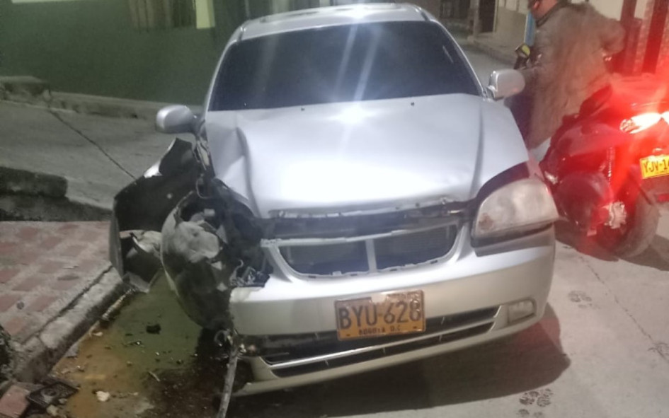 Así quedó el carro que chocó contra un poste en Pácora (Caldas).