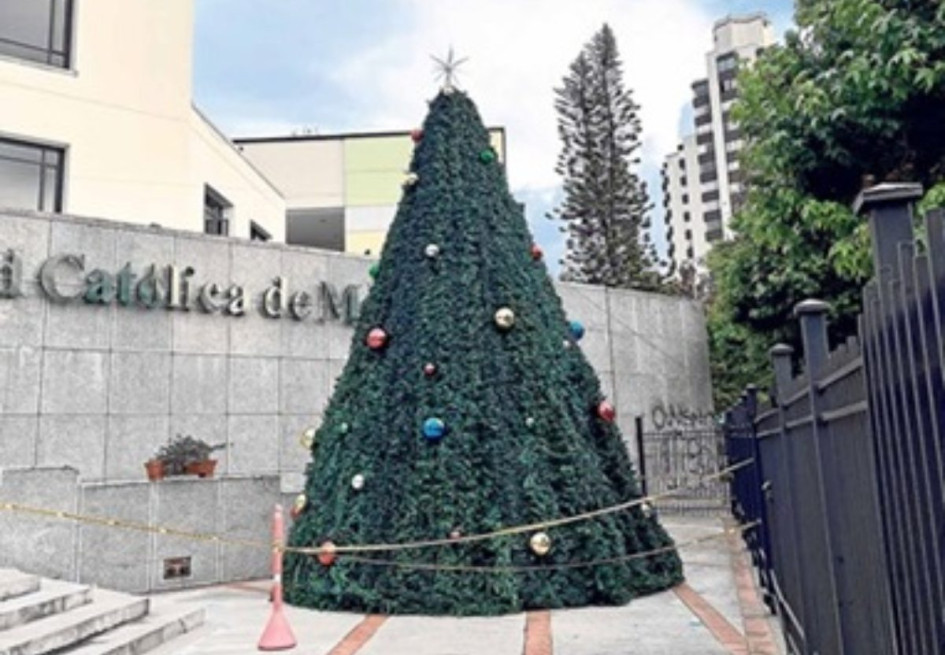Árbol de Navidad en la Universidad Católica de Manizales.