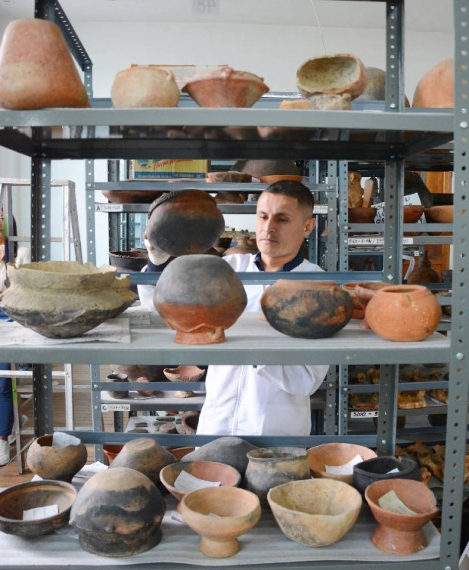 Fleider Soto, funcionario administrativo del Centro de Museos de la Universidad de Caldas, lleva con cuidado cada elemento para evitar fisuras en cada uno