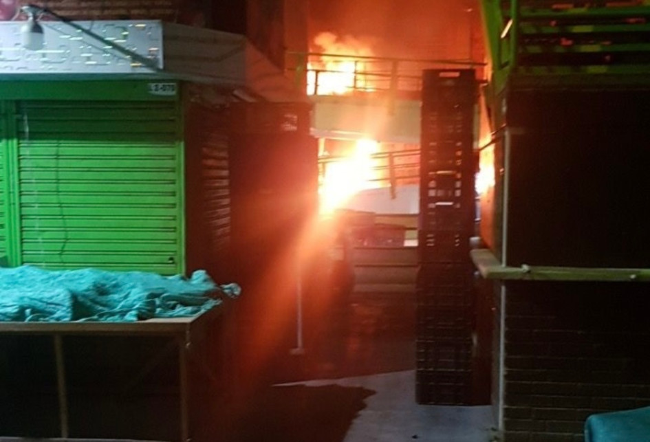Incendio consume al menos 20 locales en plaza de mercado de Pereira.