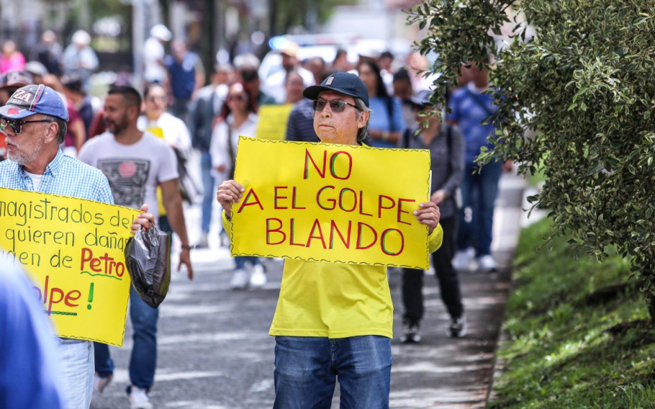 Participantes en Manizales llevaron carteles en contra del golpe blando que ha denunciado el presidente, Gustavo Petro.