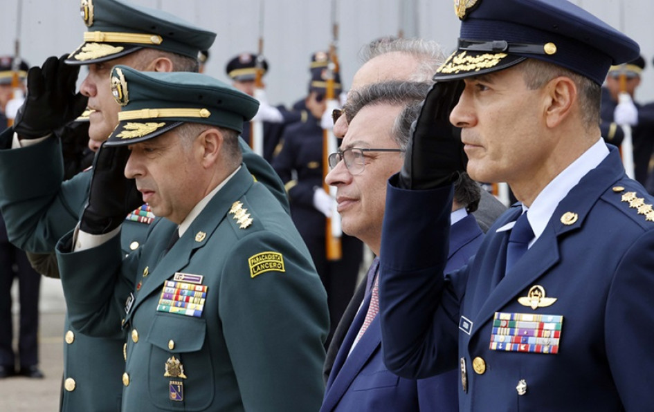 En un discurso con motivo del aniversario 105 de la Fuerza Aérea Colombiana (FAC), el presidente, Gustavo Petro, alertó que "no es lo mismo tener un software para cazar mafiosos que hacerlo sin orden judicial, a menos que la Constitución del 91 no sirva para nada".