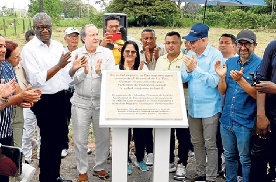 Foto | EFE | LA PATRIA El ministro de Salud, junto con líderes de la UIA y representantes de víctimas, oficializó el inicio del Hospital de la Paz con la firma del documento y desvelaron una placa de presentación, la primera piedra del proyecto.