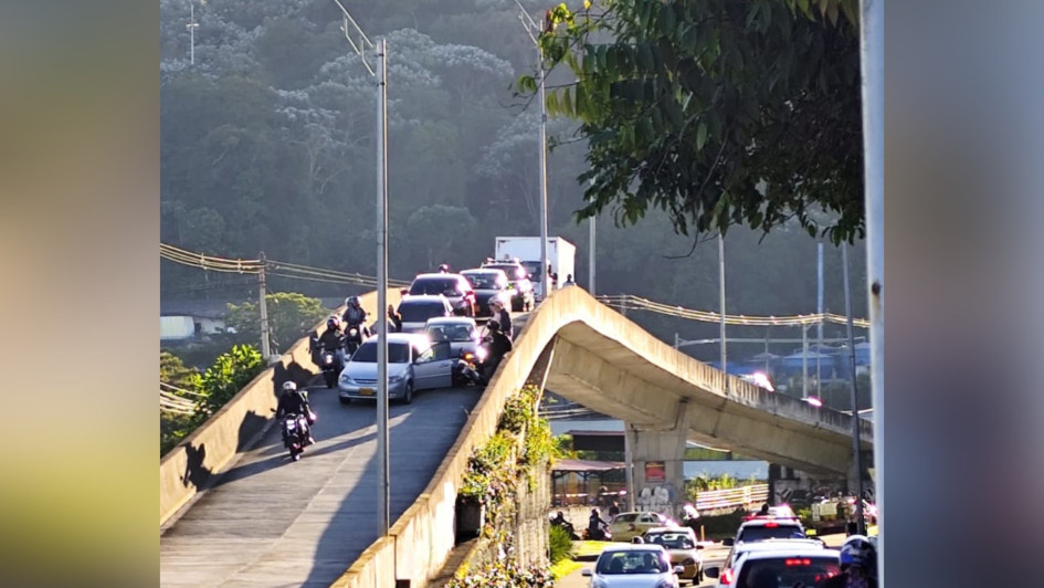 El choque de dos carros y una moto en el puente que conduce a La Leonora.
