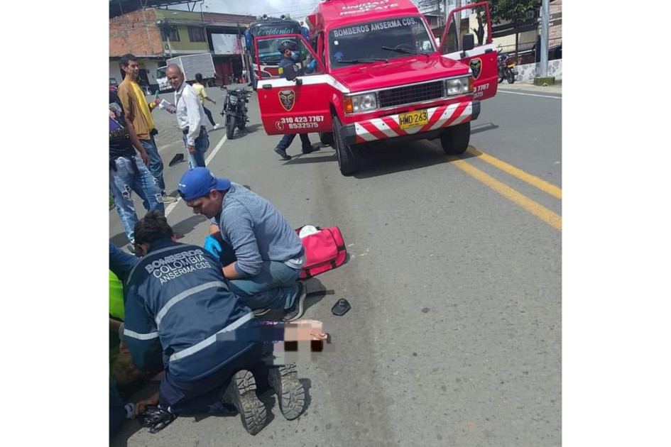 Bomberos de Anserma atendió a la adulta mayor atropellada y al motociclista. 