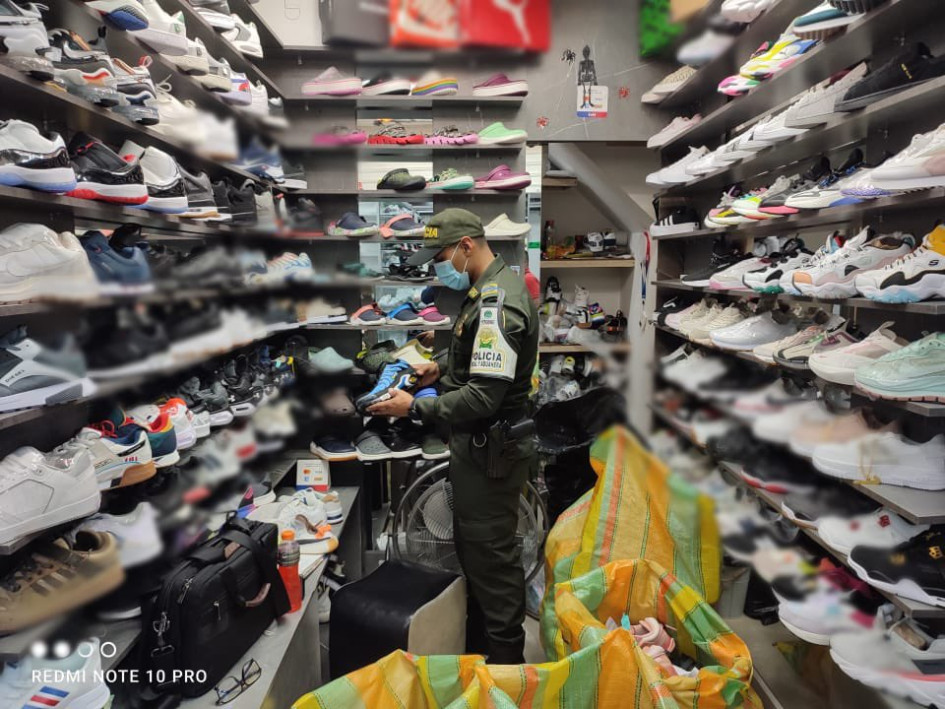 Aunque se verificó que se trataba de calzado falsificado, la mujer ignoraba que esto fuera un delito.