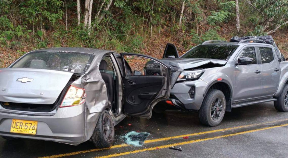 El accidente comprometió dos carros. Fotos de Bomberos.