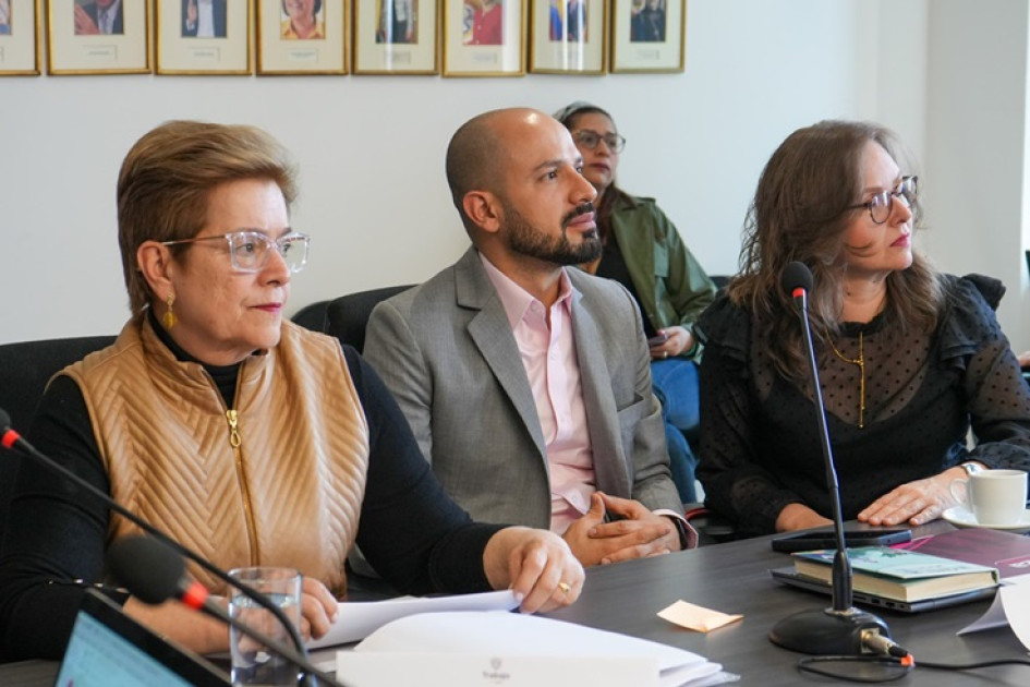 La mesa tripartita liderada por la ministra de Trabajo, Gloria Inés Ramírez, sigue en negociaciones para definir el monto final. La mesa tripartita liderada por la ministra de Trabajo, Gloria Inés Ramírez, sigue en negociaciones para definir el monto final.