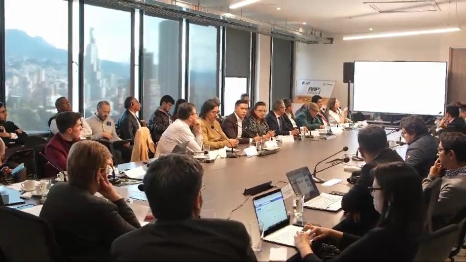 El salario mínimo mensual está actualmente en $1 millón 300 mil y el auxilio de transporte en $162 mil. El salario mínimo mensual está actualmente en $1 millón 300 mil y el auxilio de transporte en $162 mil.