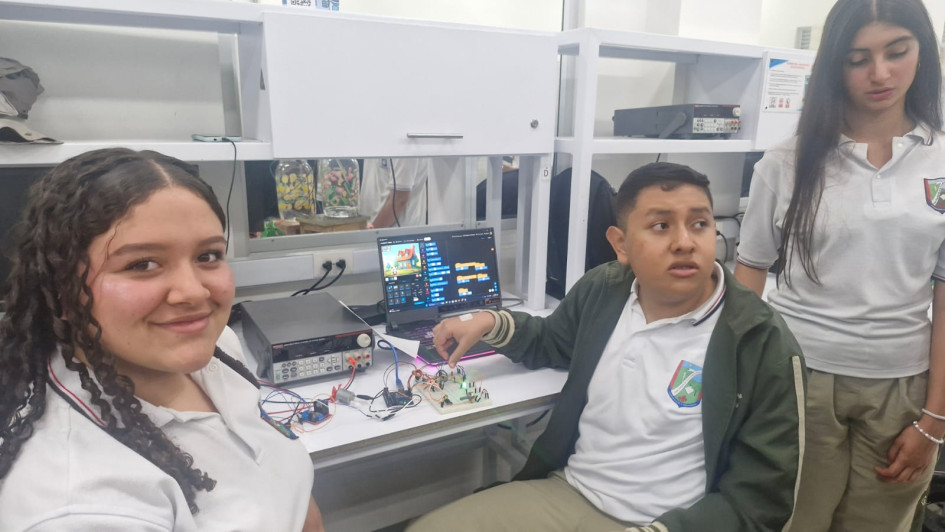 El proyecto de una casa con energía autosostenible les permitió a Leidy, Kevin y Mariana ganar en la U. Autónoma.