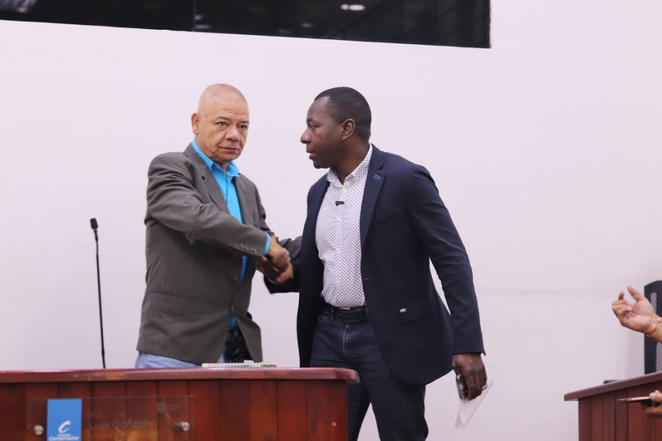 En la foto, el concejal Luis Gonzalo Valencia (izquierda) y el secretario general de Manizales, Manuel González (derecha), durante la clausura del tercer período de sesiones ordinarias del Concejo.