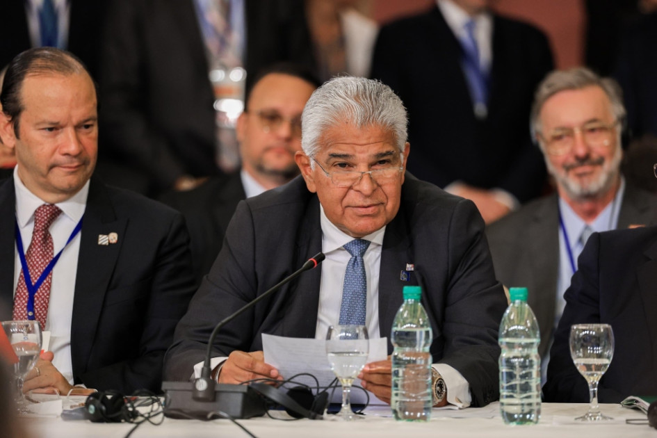 El presidente de Panamá dijo que el canal "es panameño y lo seguirá siendo", en respuesta a la amenaza del presidente electo de Estados Unidos, Donald Trump