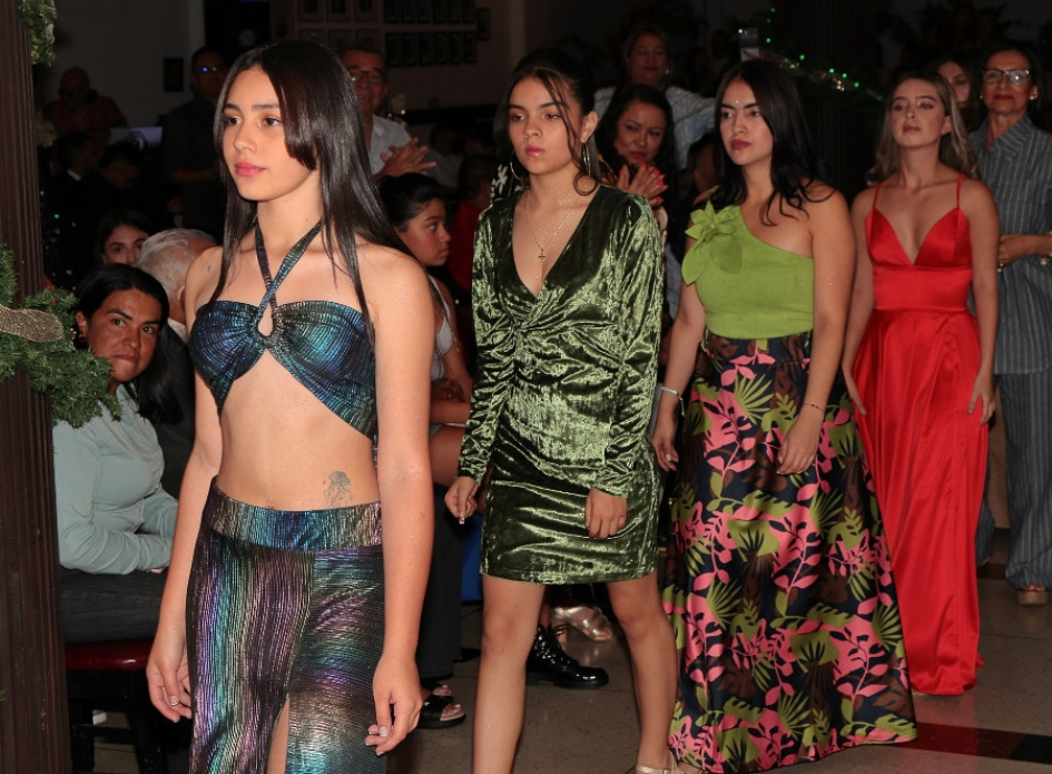 Cuatro modelos lucen vestidos en la pasarela del Club Chamberí, de Salamina.