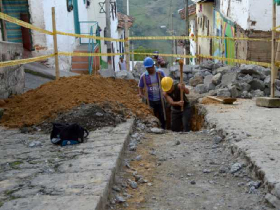 Los trabajadores de Colombia aumentan su ingreso Trabajadores en una calle haciendo obras