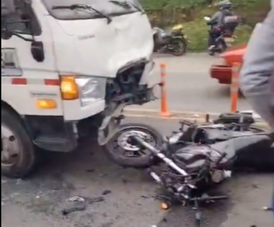 Buscan a los familiares del motociclista que se accidentó en la vía Pereira - Armenia.