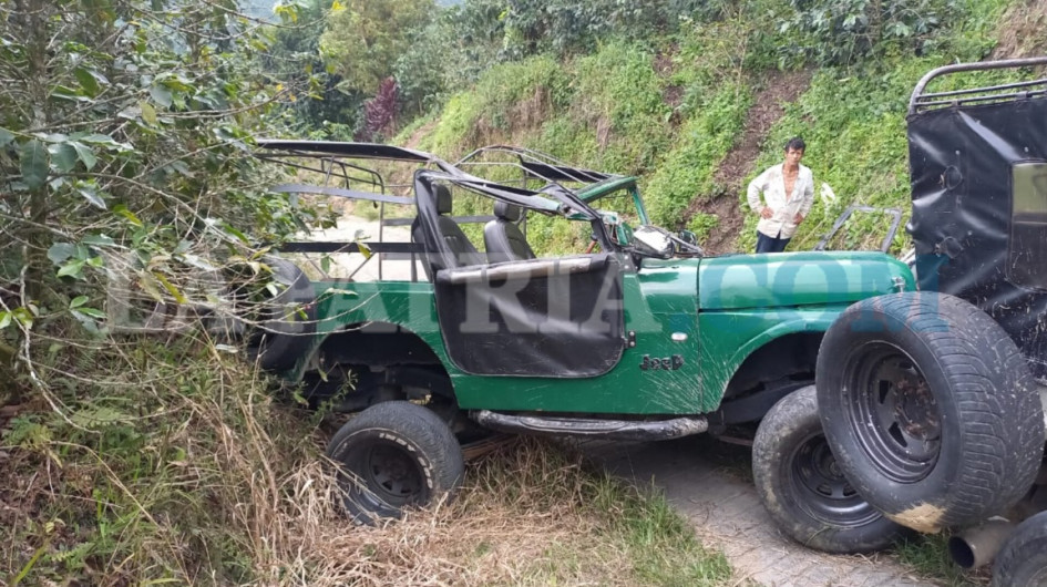 El carro estuvo cerca de rodar por una pendiente y se desconocen las causas del accidente.
