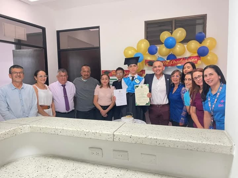 Samuel Monsalve sufrió una caída el día de su grado, fue internado en el hospital y recibió su diploma de bachiller en el hospital.