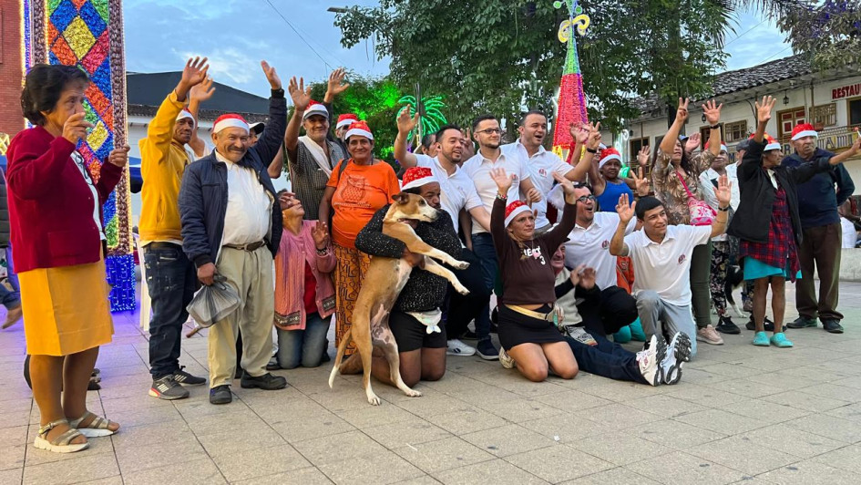 Habitantes de la calle que recibieron su Navidad con integrantes del grupo Solidaridad por Anserma.
